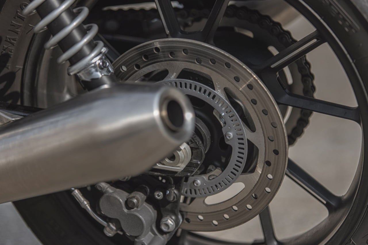 Moto Guzzi V7 Centenario e Triumph Street Twin: questione di PEDIGREE